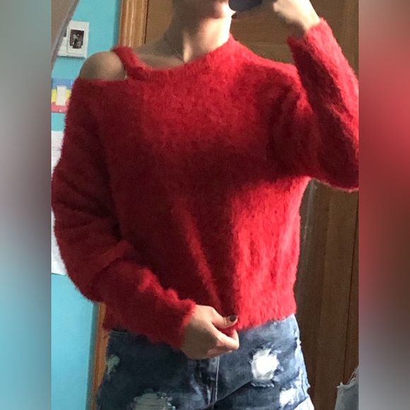 Furry red sweater for everyday, long sleeves showing left shoulder (size US: S) - Picture 4 of 4